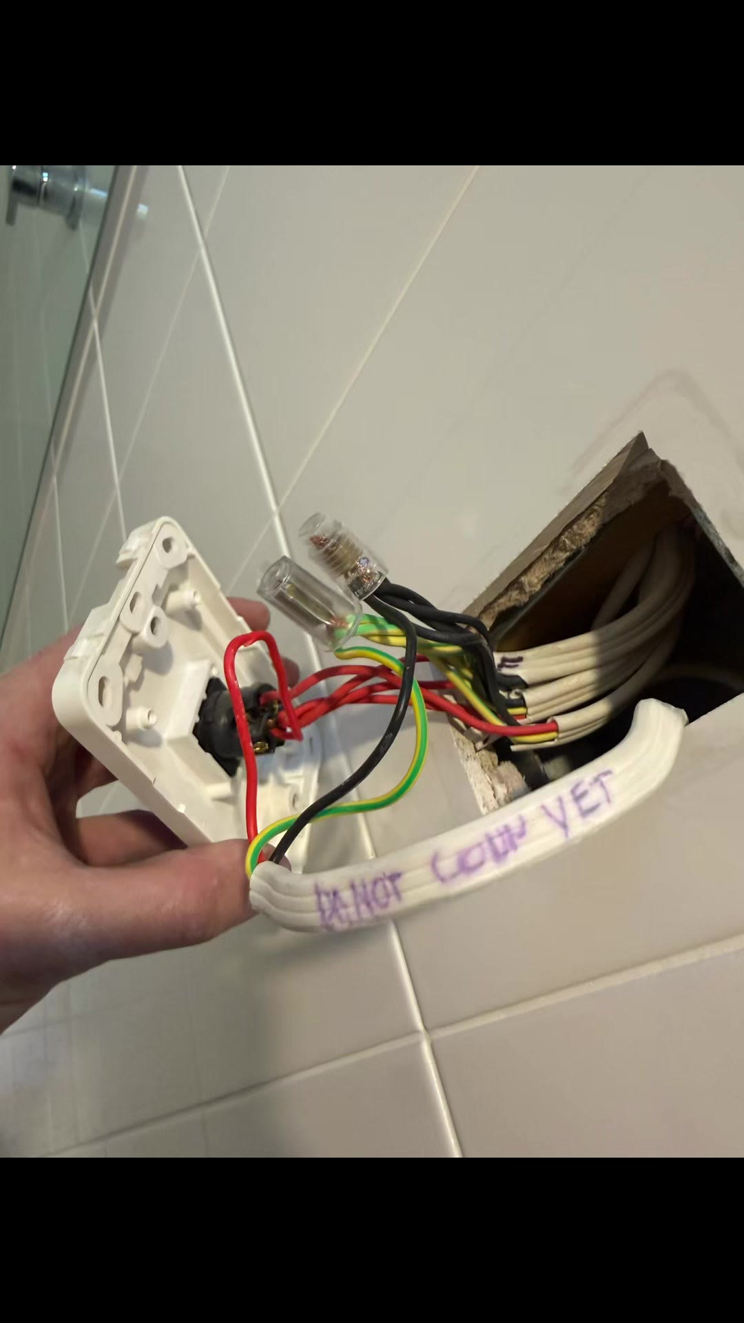 Wireless interconnected smoke alarms
