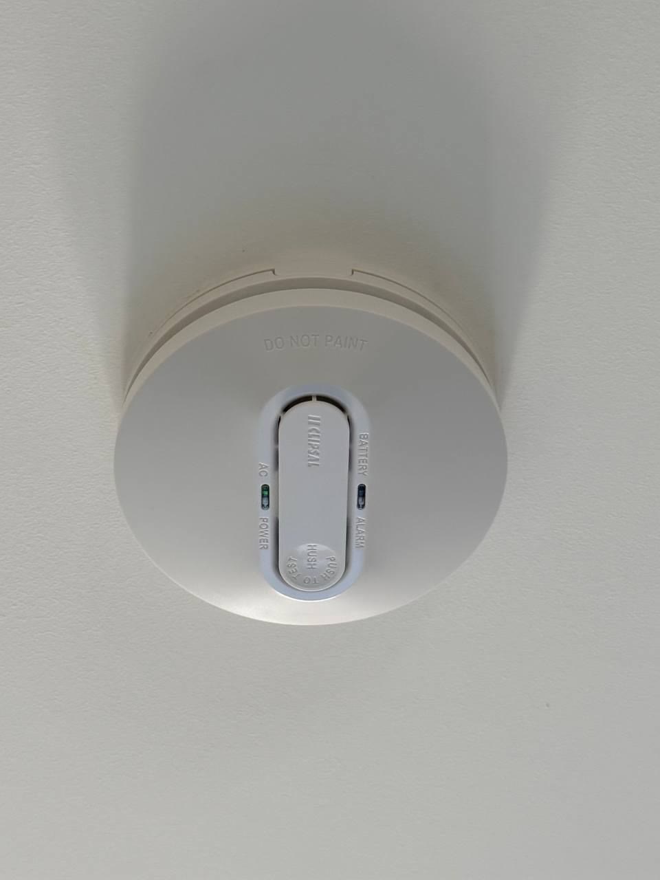 Photoelectric smoke alarm fitted to a ceiling